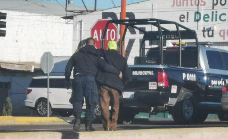 Policías ayudan a adulto mayor a cruzar la calle