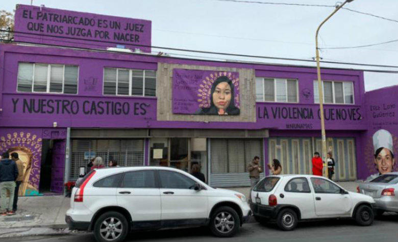 Multan a mujer por permitir mural contra feminicidios en su casa [FOTO]