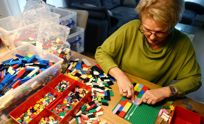 Mujer en silla de ruedas crea rampas para discapacitados con Legos