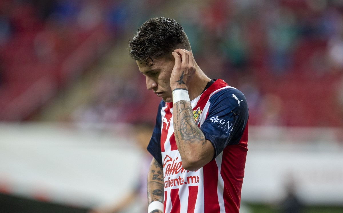 Cristian Calderón castigado por salir de fiesta: Chivas