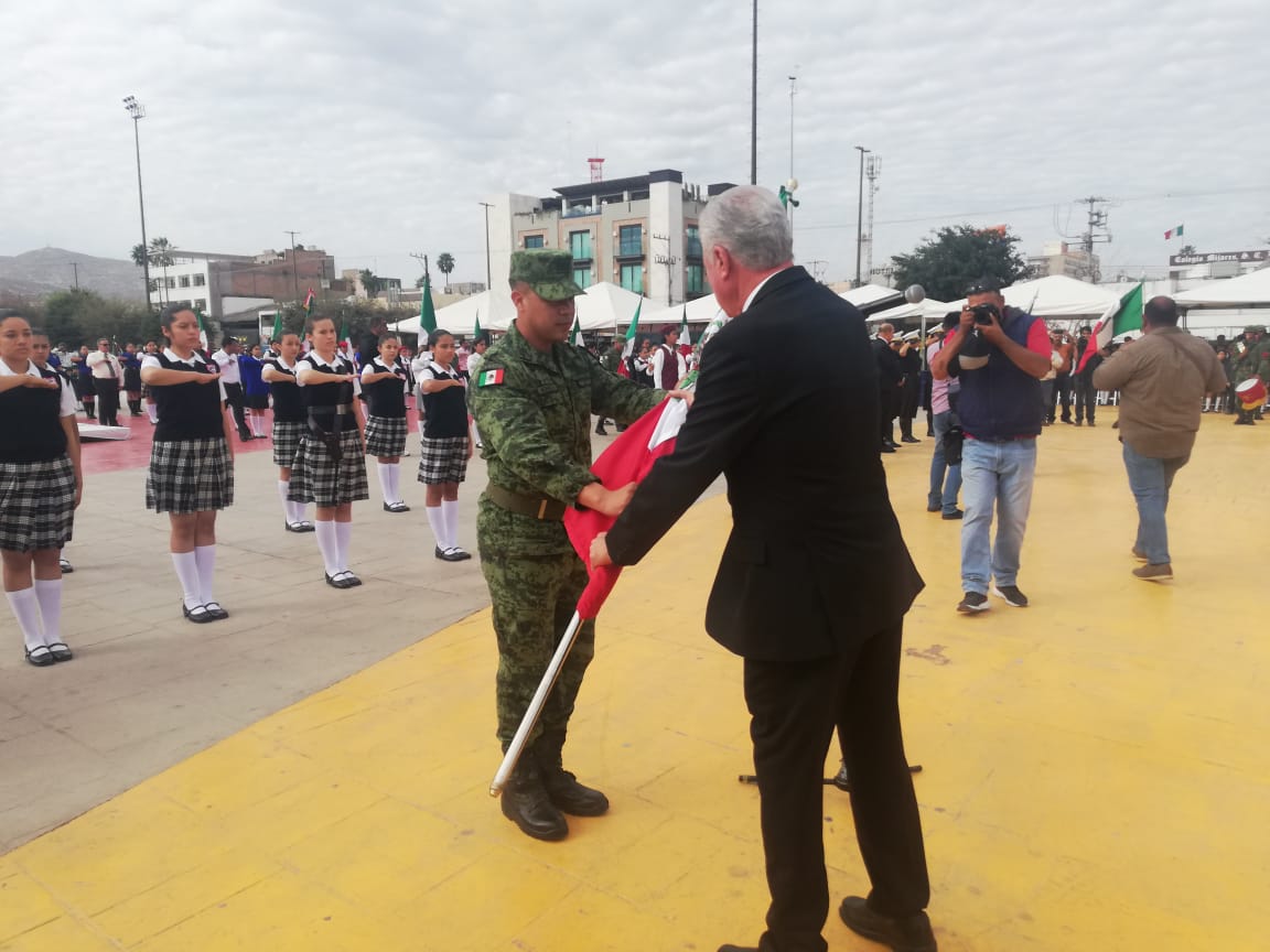 Autoridades conmemoran aniversario del Día de la Bandera en Plaza Mayor de Torreón