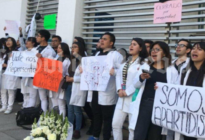 Estudiantes de medicina piden justicia por el asesinato de sus compañeros en Huejotzingo