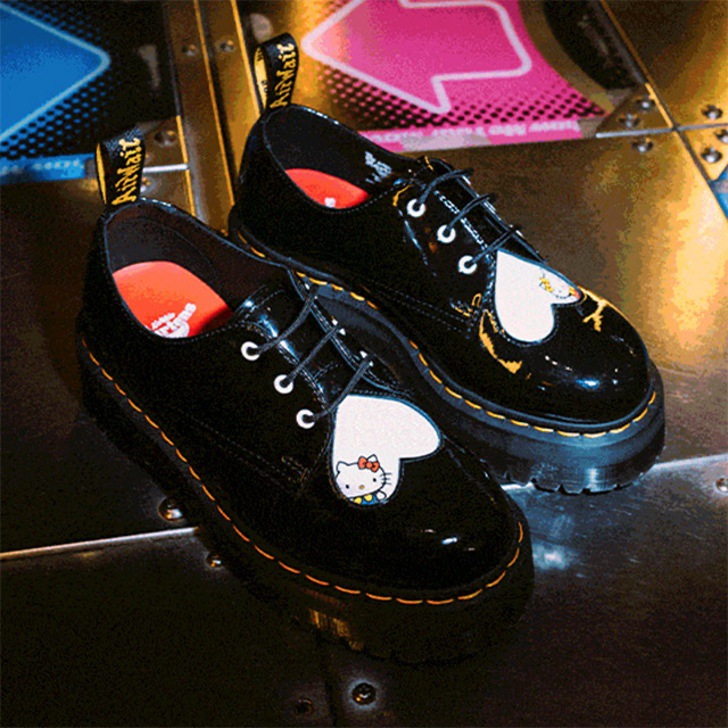Presentan colección de calzado de Hello Kitty