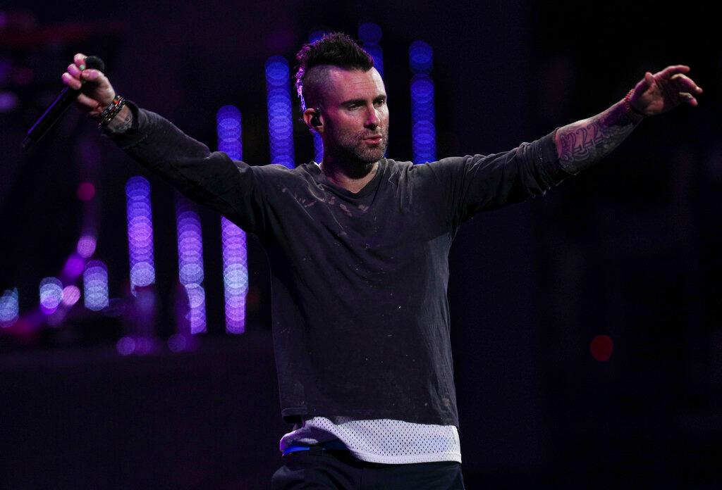 Telediario Media Critican desangelada actuación de Maroon 5 en Viña del Mar