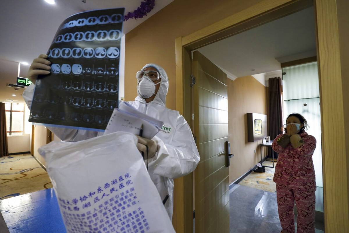 Wuhan cierra hospital y sufre caída de contagiados por coronavirus COVID-19