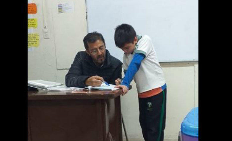 Profesor ayuda al hijo de su alumna con la tarea y estremece las redes sociales [VIDEO]