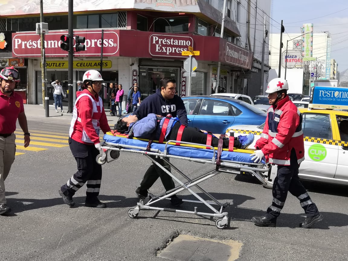Conductora arrolla a una mujer en el Centro de Monterrey | Telediario ...