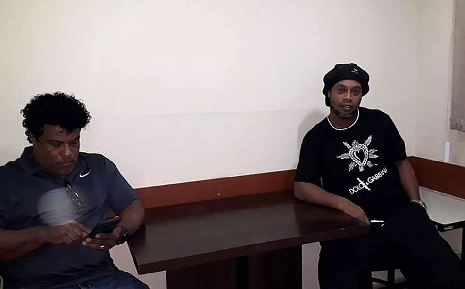 Por ingresar con documentación falsa a Paraguay, ordenan arresto de Ronaldinho