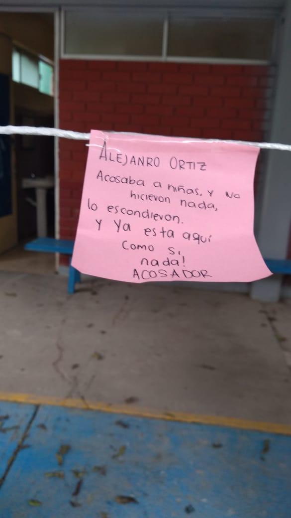 Con tendedero de denuncias, alumnas revelan acoso de maestros en Cbtis 156 de Torreón
