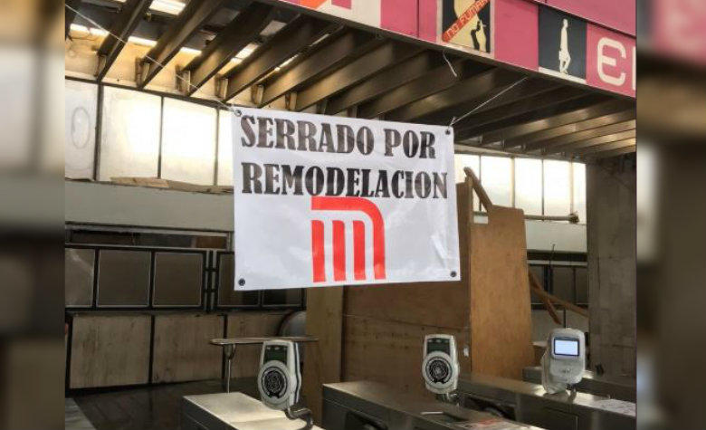 En redes se burlan del Metro, cuelgan lona con error ortográfico