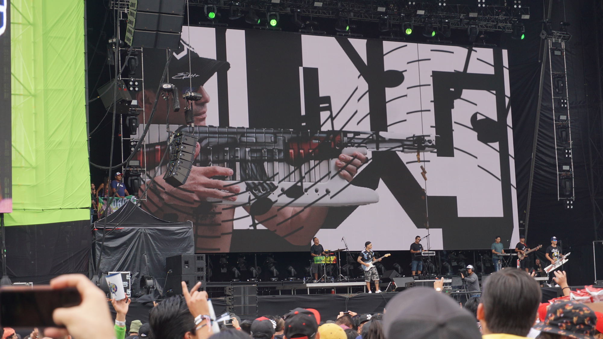 Damas Gratis inauguró a puro baile el escenario princial del Vive Latino
