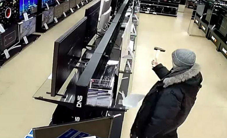 Telediario Media Entra a plaza comercial y destruye televisores con un martillo [VIDEO]