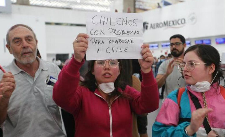 Pasajeros protestan en AICM tras cancelación de vuelos por COVID-19