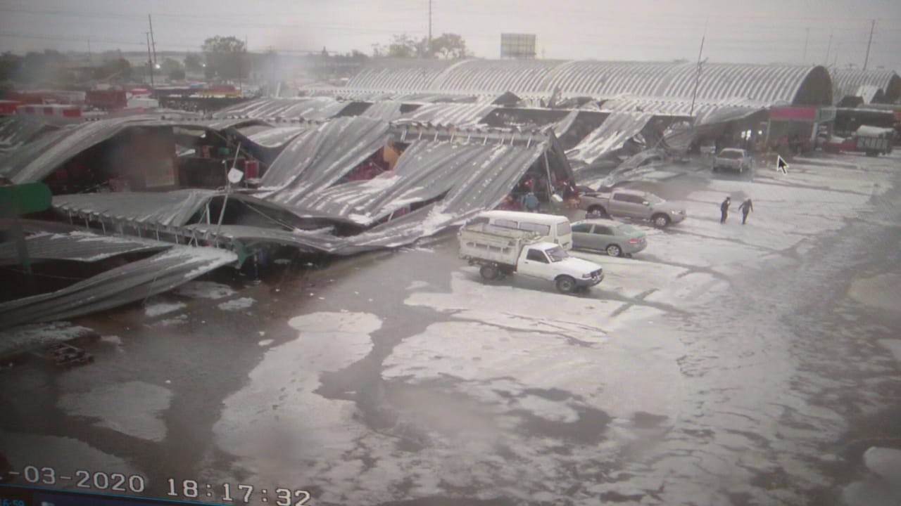 Colapsa techo de Central de Abastos por granizada