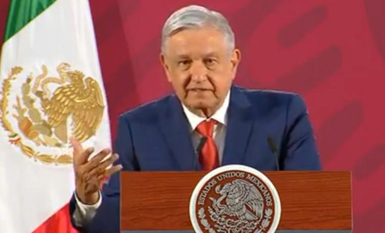 AMLO lamenta no poder abrazar y besar a la gente durante su gira