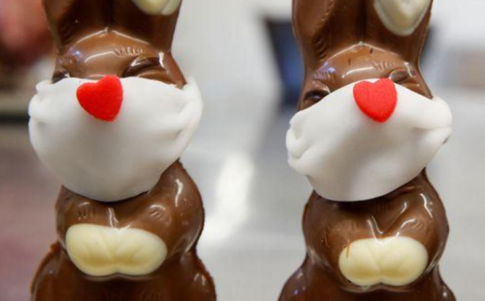 Para protegerse de COVID-19 conejos de chocolate usan mascarillas