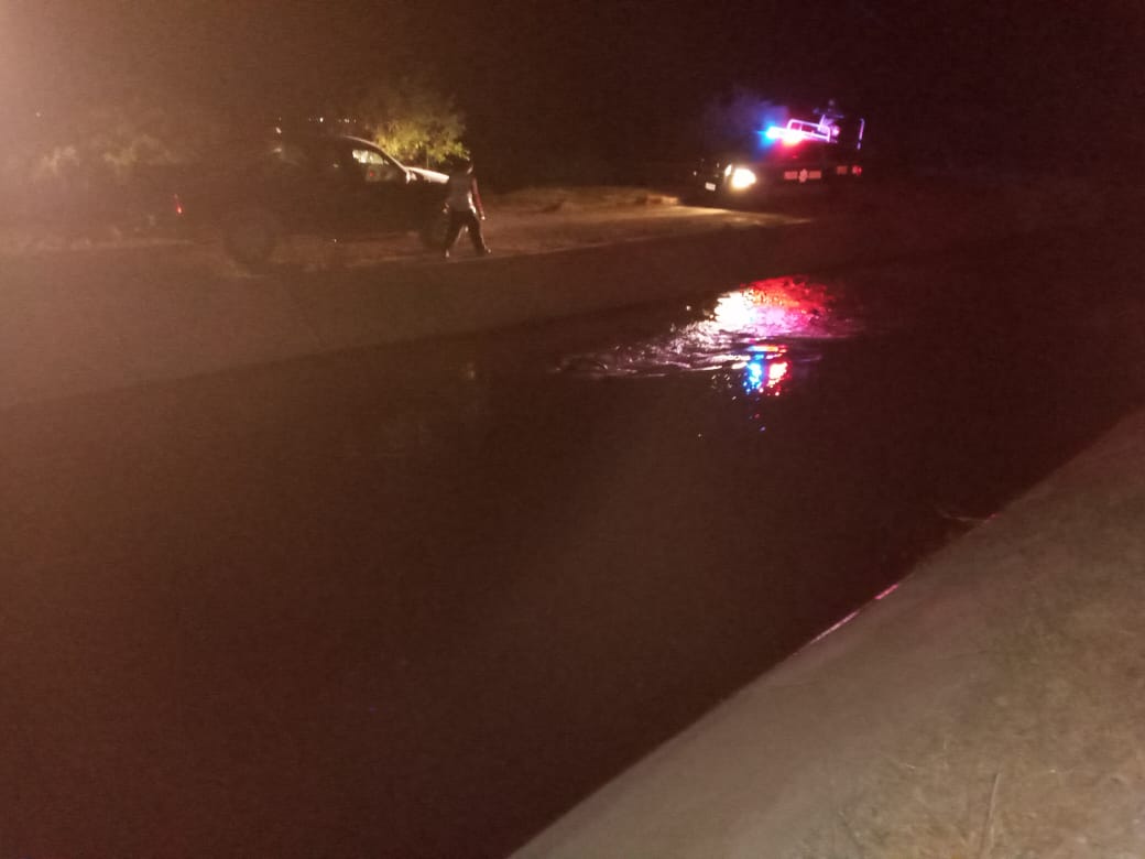 Hombre se salva de milagro tras volcar su camioneta en canal en Gómez ...