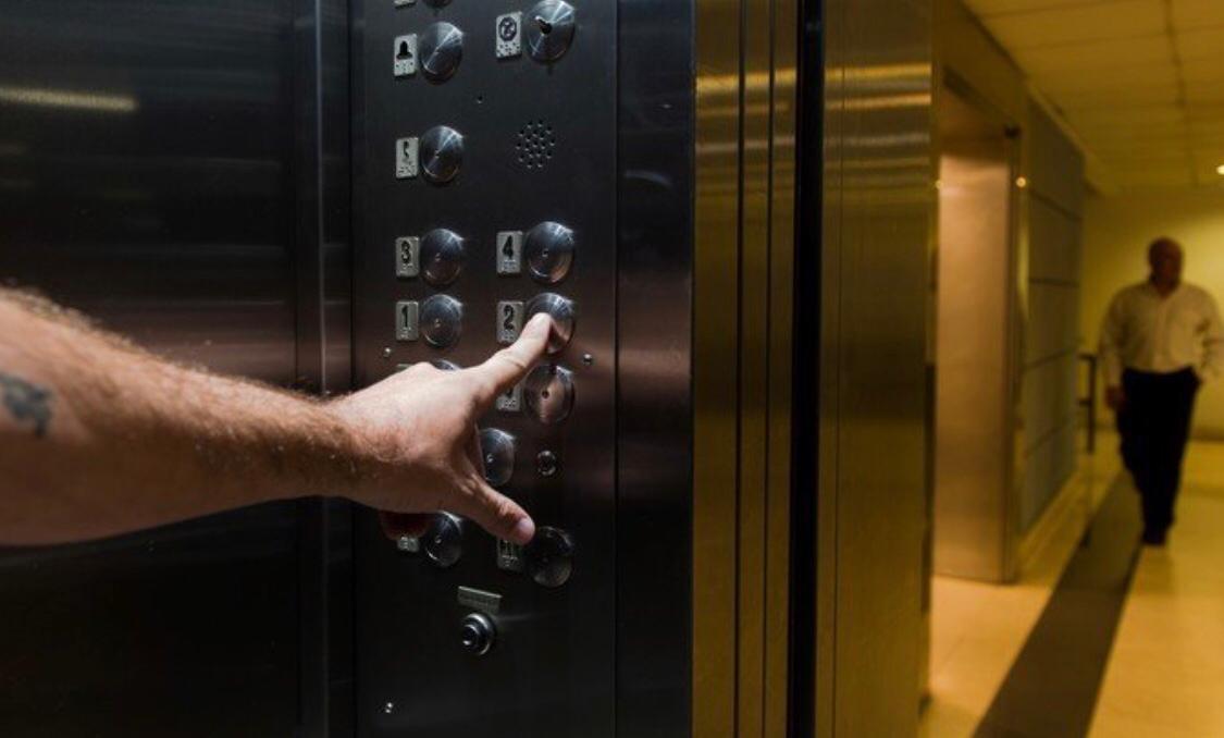¿Qué riesgo representa el uso de elevadores en la pandemia?