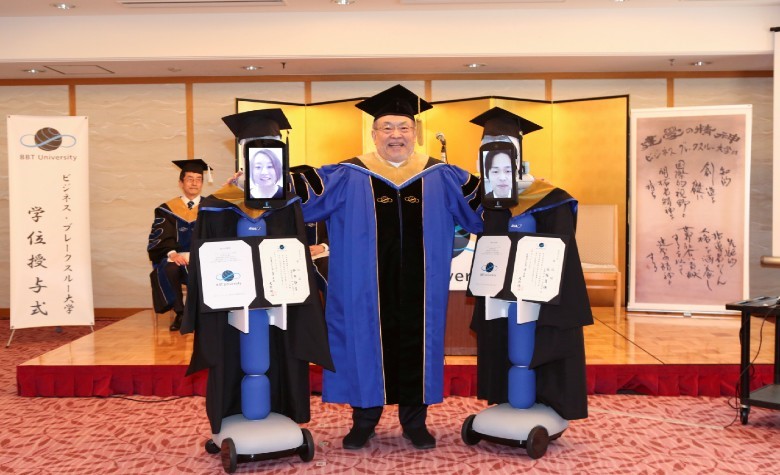 Robots remplazan a estudiantes en graduación debido a cuarentena por COVID-19 (VIDEO)