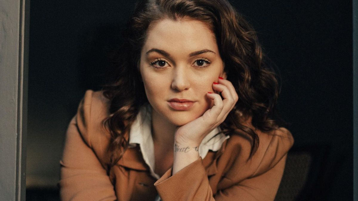 Jennifer Stone se alista como enfermera para luchar contra el COVID-19