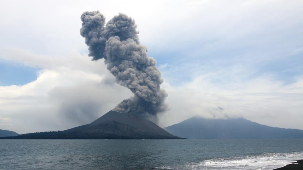 Volcán Anak Krakatau hace en erupción en Indonesia