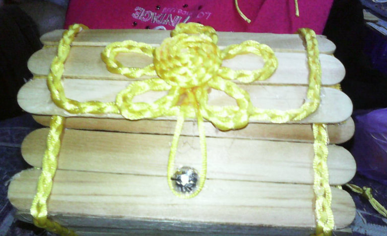 Gánale a la crisis: Plumas decorativas, fletes y mundanzas, mochilas y tejidos.
