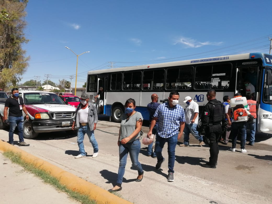 Desinfectan unidades de transporte público en Matamoros por Coronavirus