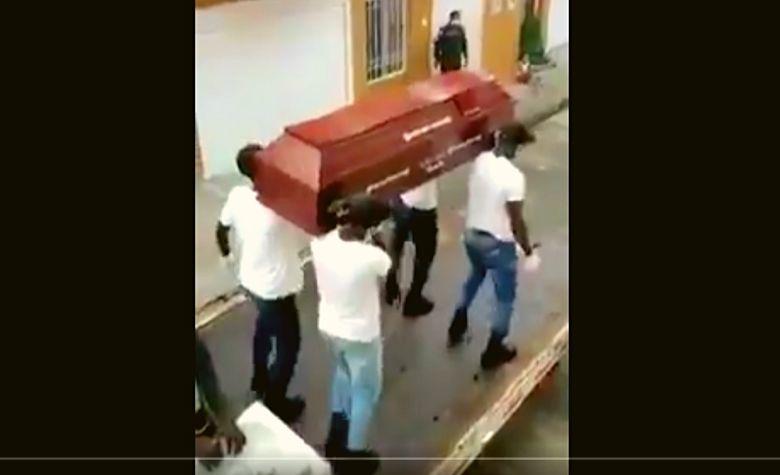 Policías bailan con ataúd y recrean meme viral para recordar 'quedate en casa' a la población [VIDEO]
