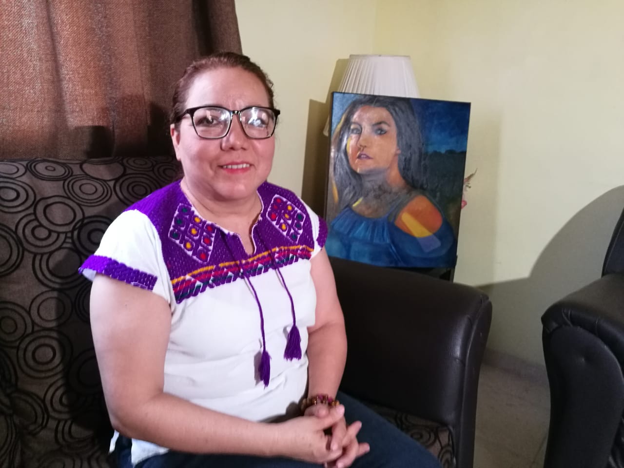 Ante cuarentena, mujer convierte cuarto de lavado en estudio de pintura