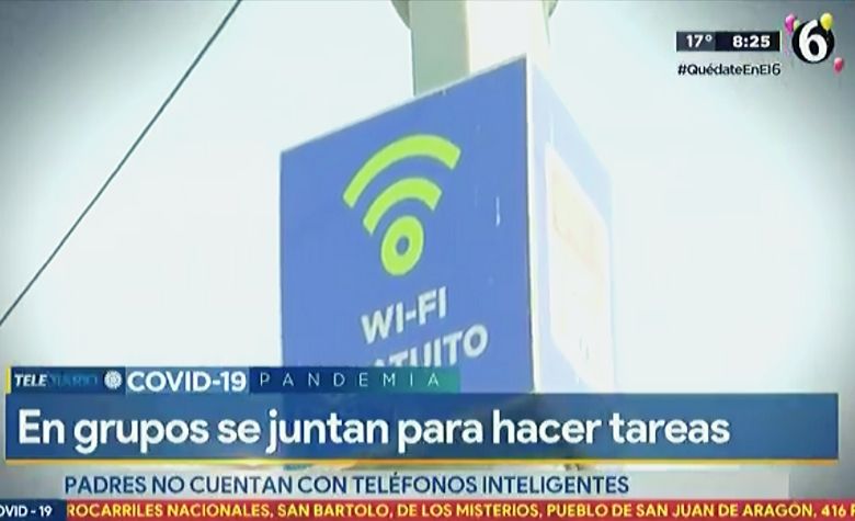 Niños hacen tarea bajo poste de Wi-Fi gratuito en CDMX: no tienen internet ni celular