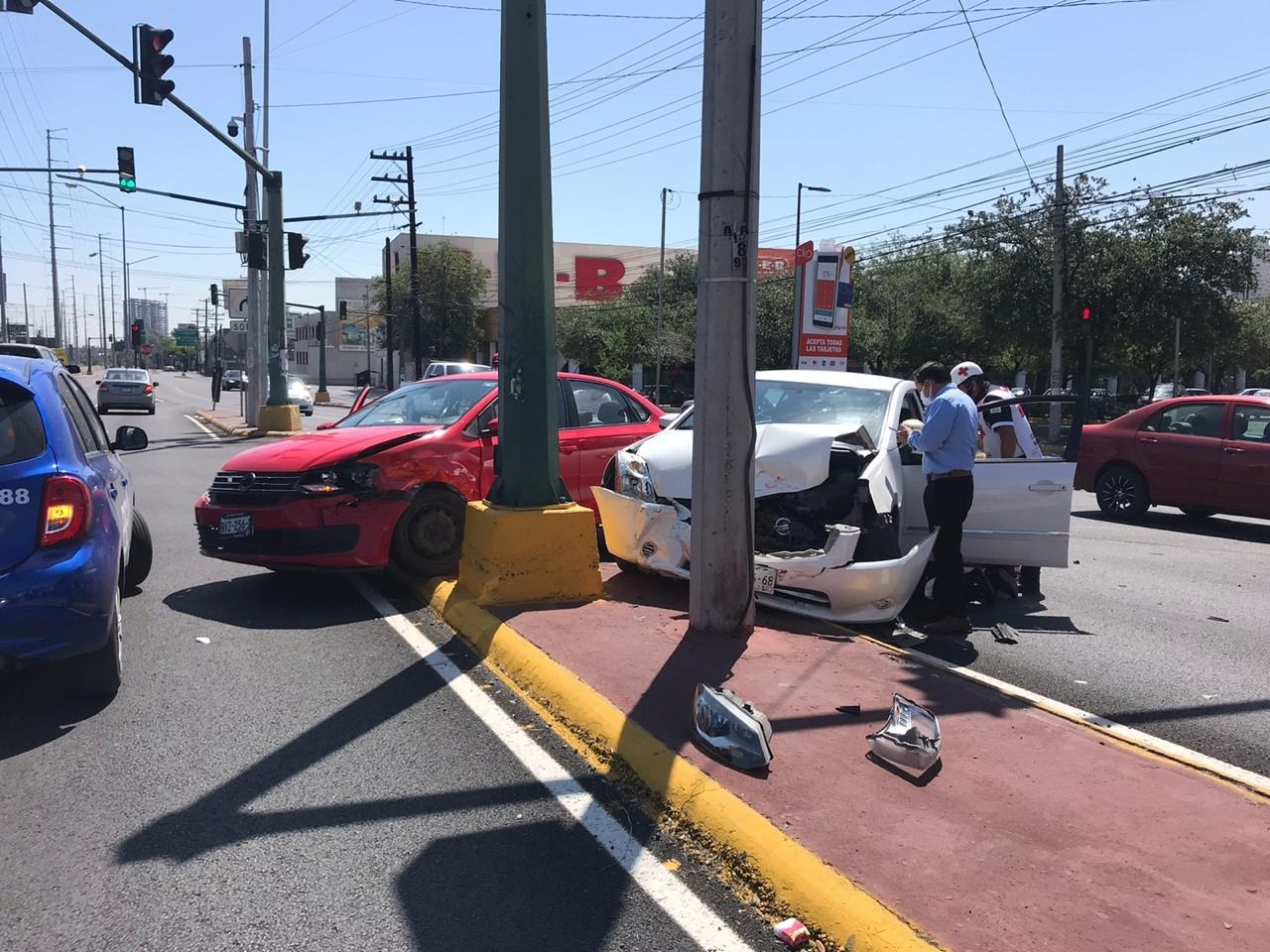 Conductor se pasa el rojo del semáforo y se impacta contra un auto