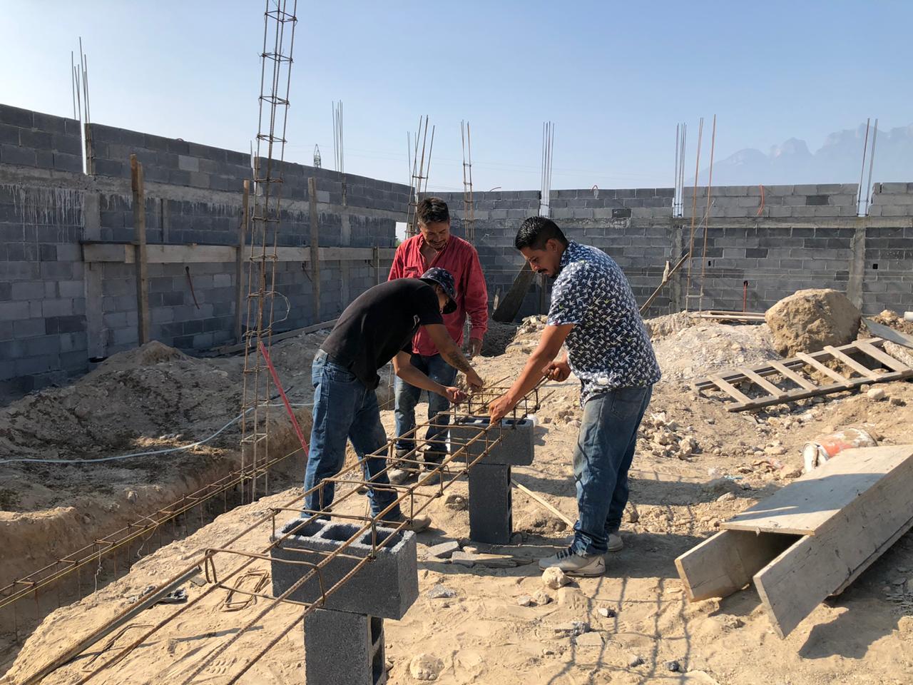 Albañiles celebran su día trabajando en construcción antes de ser suspendida por la contingencia
