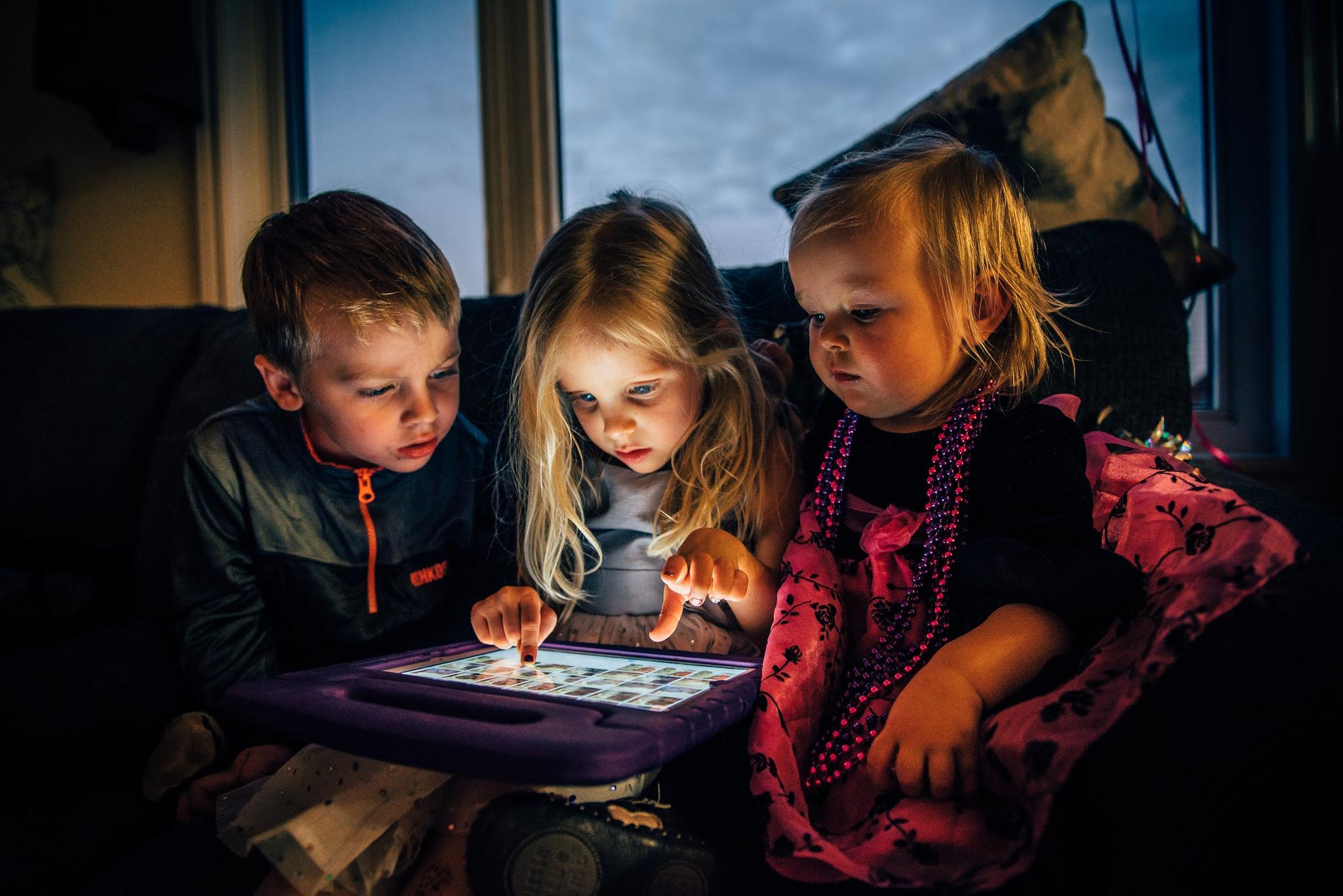 Telediario Media ¿Tu niño es indiferente a tu afecto? Puede ser por el uso excesivo del celular o la tablet
