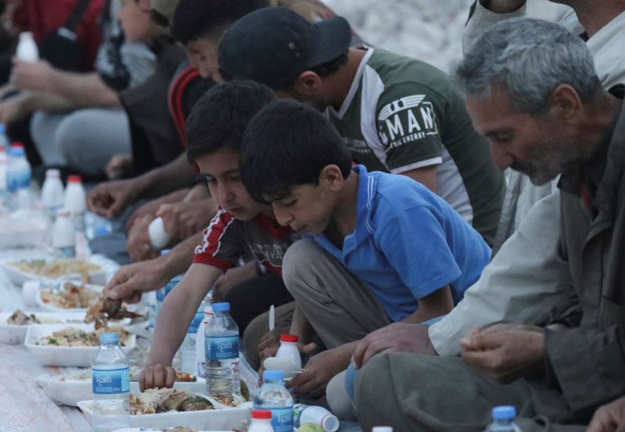 Entre ruinas, comunidad siria se reúne por comida del Ramadán