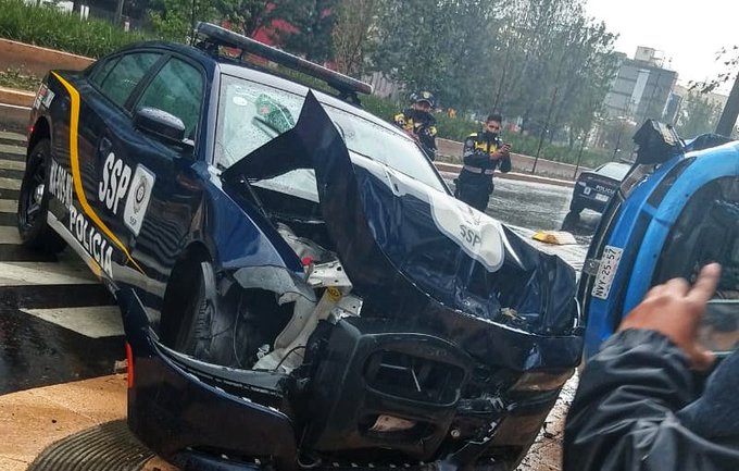 Patrulla SSC choca camioneta y causa volcadura en CDMX [VIDEO + FOTOS]