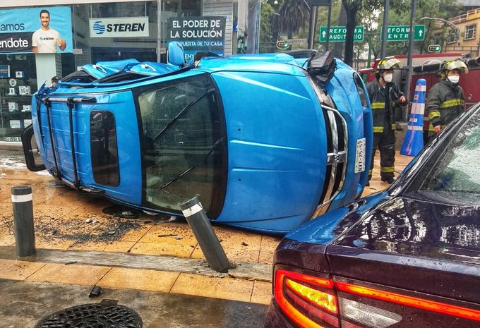 Patrulla SSC choca camioneta y causa volcadura en CDMX [VIDEO + FOTOS]