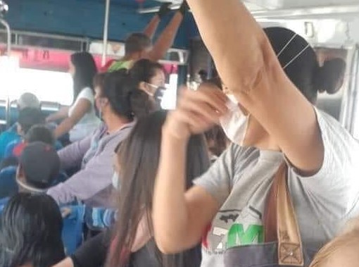 En tiempos de COVID-19...&nbsp; Luce abarrotado el transporte público en Puebla