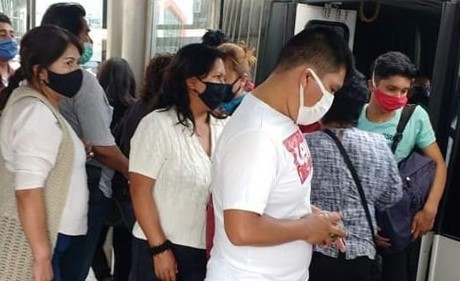 En tiempos de COVID-19... Luce abarrotado el transporte público en Puebla
