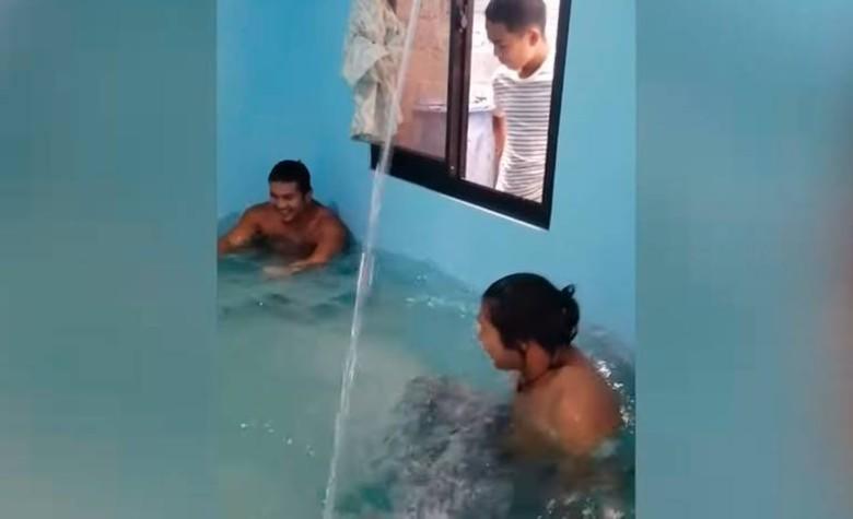 VIDEO: Familia convierte la sala de su casa en una alberca para pasar la cuarentena