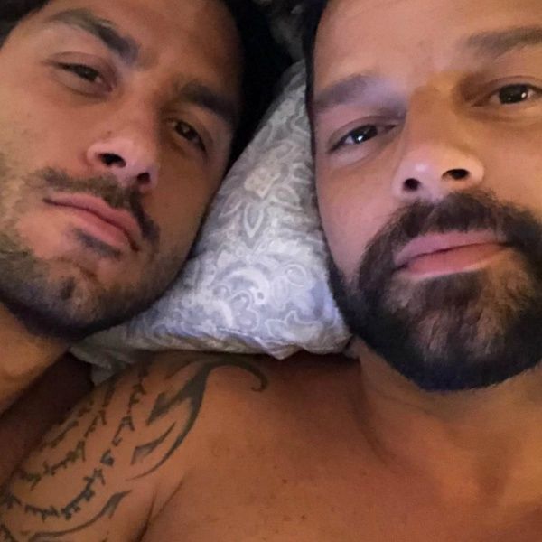 Ricky Martin es CRITICADO por besar a su esposo en el vídeo de Residente