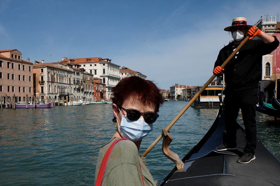 Góndolas vuelven a navegar en el Gran Canal de Venecia tras meses de confinamiento