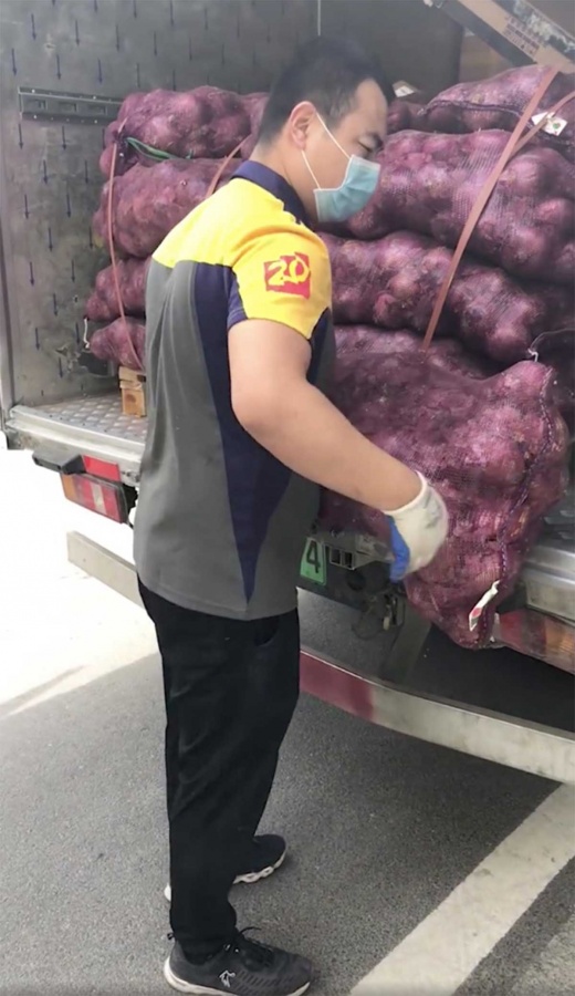Mujer mandó mil kilos de cebolla a su ex novio para que llorara como ella lloró por él