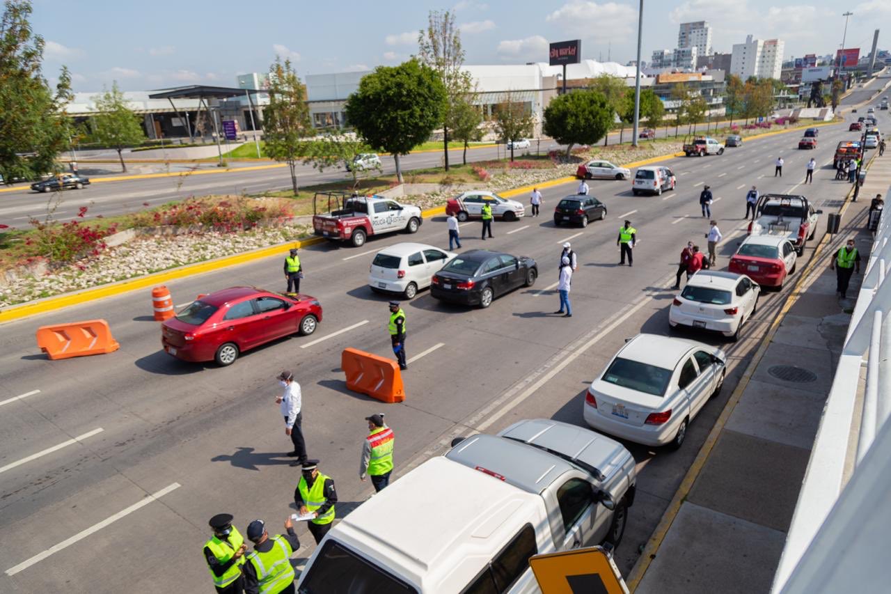 Ocho unidades de transporte público y 76 vehículos sancionados por Hoy No Circula