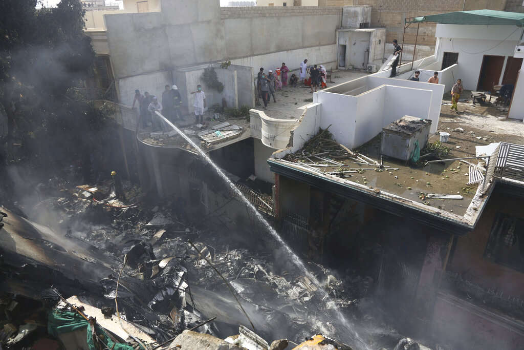 Avión se estrella en Pakistán; llevaba 107 personas a bordo
