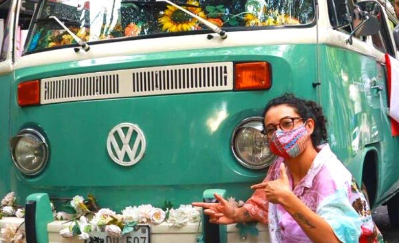 Flor Amargo da concierto por CDMX desde el techo de una combi [VIDEO]