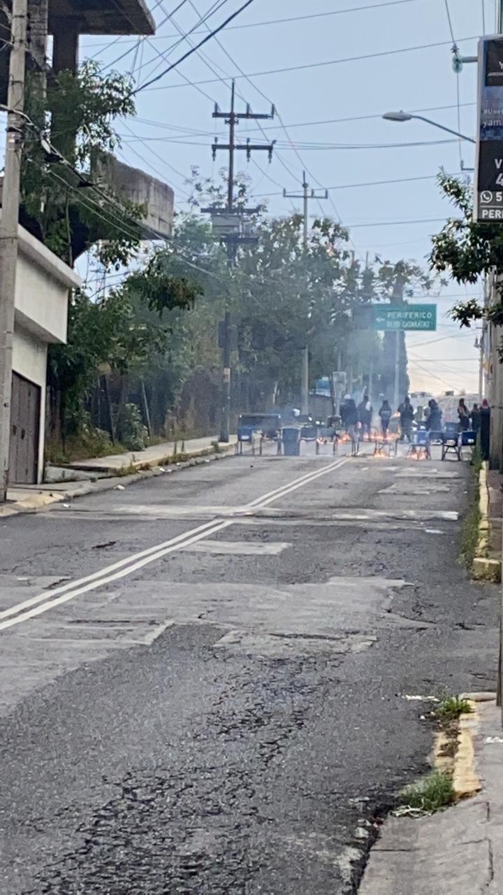 Encapuchados lanzan bombas molotov en el CCH Sur