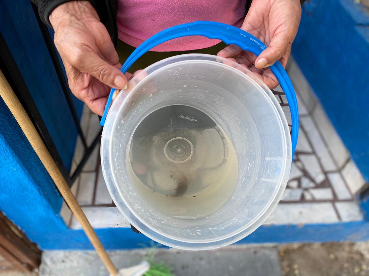 ¿Por qué te llega el agua sucia? Expertos lo explican