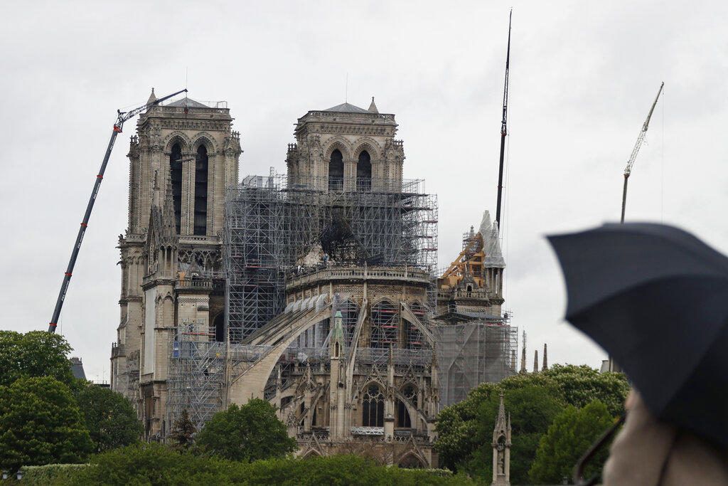 Reabren patio de la catedral de Notre Dame tras devastador incendio