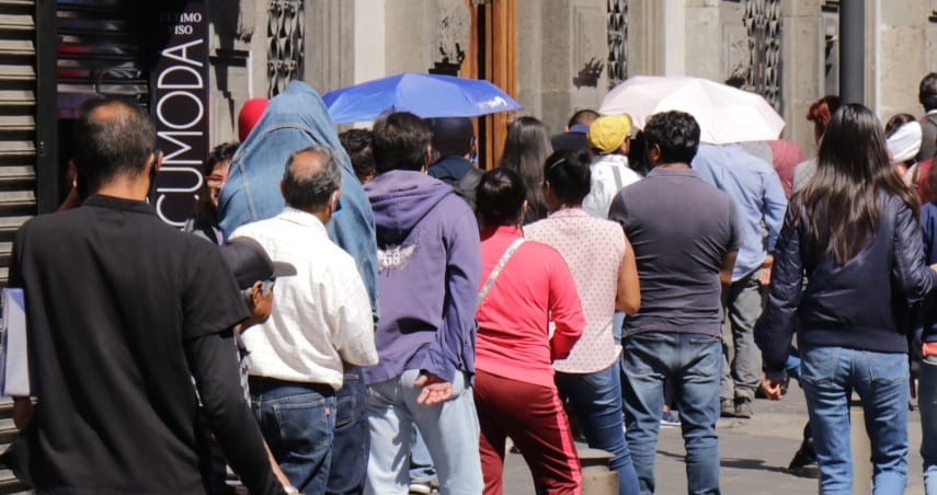 Poblanos abarrotan los bancos sin miedo al COVID-19