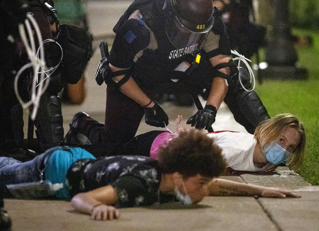 Continúan protestas por muerte de George Floyd; intentan dispersar a manifestantes